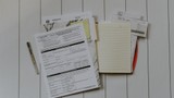 Moduli e documenti con layout diversi su una scrivania